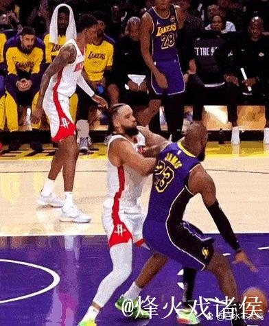 官方裁判报告认可詹姆斯对狄龙三分球的防守判罚正确,布克确实犯规 官方裁判报告认可詹姆斯对狄龙三分球的防守判罚正确,布克确实犯规