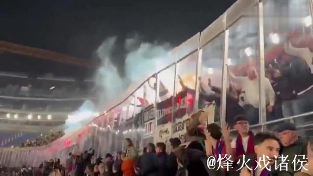 科贝记者：法兰克福球迷向巴萨球迷区投掷杂物